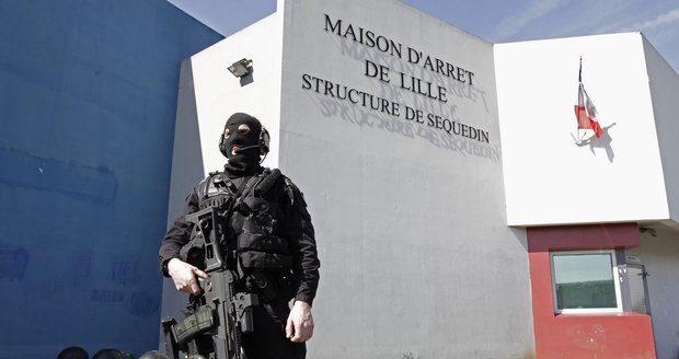 Neznámý útočník napadl francouzského vojáka na hlídce. Ilustrační foto