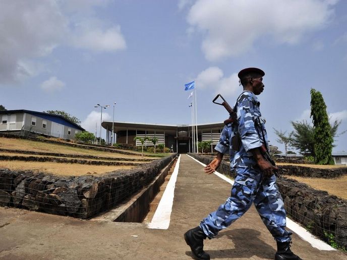 Voják hlídkuje v hlavním městě Sierra Leone Freetownu. Místní úřady kvůli odsouzení liberijského prezidenta posílily bezpečnostní opatření