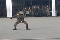 Armádní výcvik: Voják tančí na Jacksona!