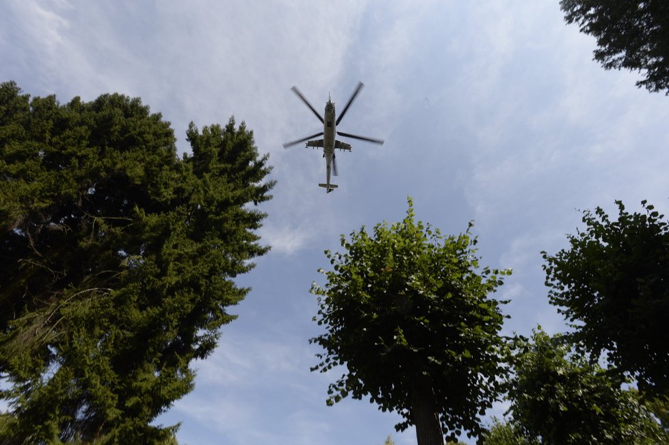 Nad pohřebním shromážděním také včera kroužil bojový vrtulník.