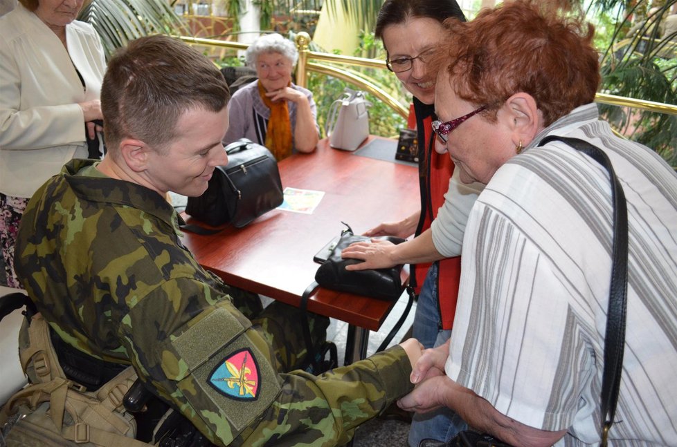 Usměvavého Lukáše Hirku má každý rád. Takto se s ním vítali o víkendu příznivci v Klimkovicích. Na hlavě jsou patrné následky zranění z Afghánistánu.