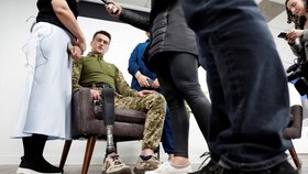 Ukrajinský voják Chaika potkal americké senátorky Duckworthovou a Van Hollenovou na klinice v americkém Marylandu, kde obdržel prostetickou nohu.