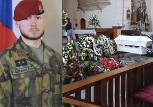 Sbohem, hrdino. V Plzni se loučí se zabitým vojákem Patrikem (†25) stovky lidí (17.8.2018).