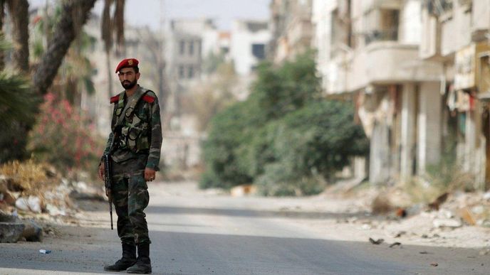 Voják syrské armády na damašském předměstí Darája