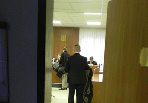 Obžalovaný Dušan T. jednání soudu po hodině opustil. Odůvodnil to psychickými problémy.