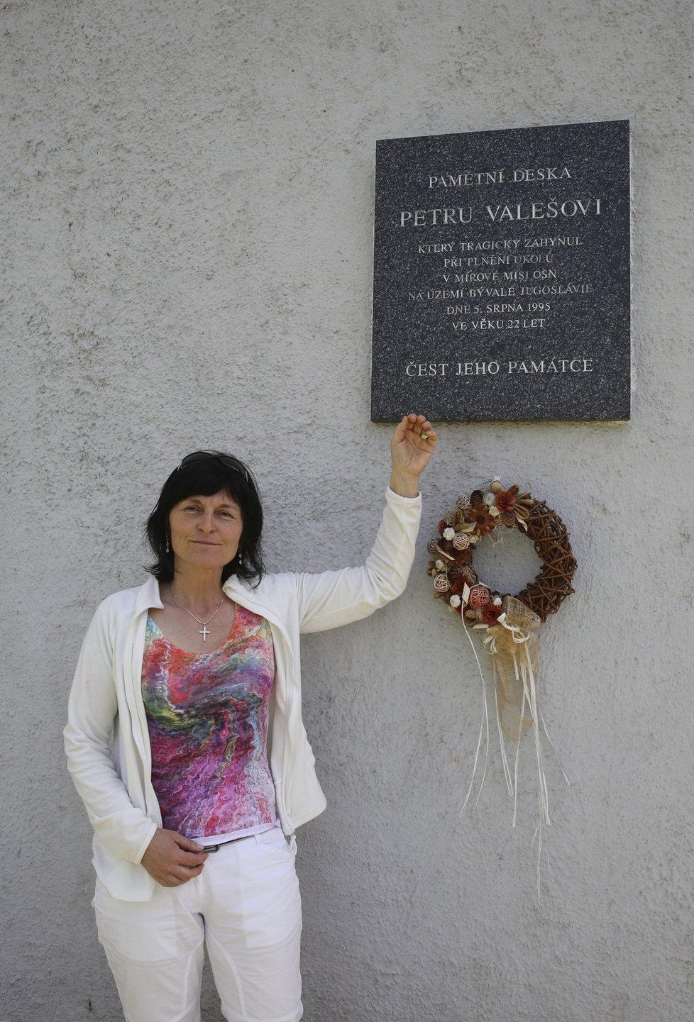 Starostka Rožmitálu Alena Ševčíková u pamětní desky, umístěné na obecním úřadě.