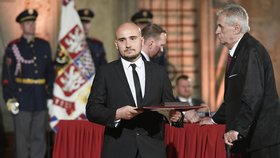 Filip Štěpánek převzal 28. října 2018 na Pražském hradě od prezidenta Miloše Zemana (75) za svého bratra Patrika Medaili Za hrdinství in memoriam.