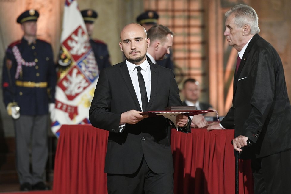 Filip Štěpánek převzal 28. října 2018 na Pražském hradě od prezidenta Miloše Zemana (75) za svého bratra Patrika medaili Za hrdinství in memoriam.