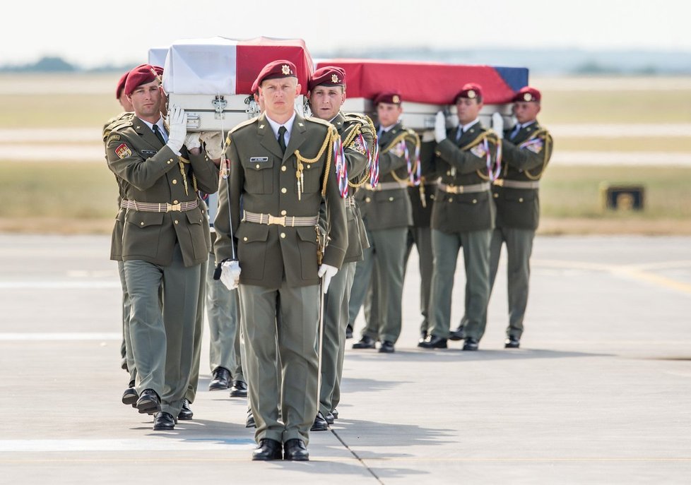 Ani po více než roce blízcí nezapomněli na smutný návrat českých vojáků domů, o život je připravil atentátník