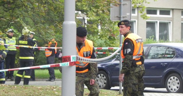 Voják, který utrpěl střelné zranění hlavy, v nemocnici zemřel.