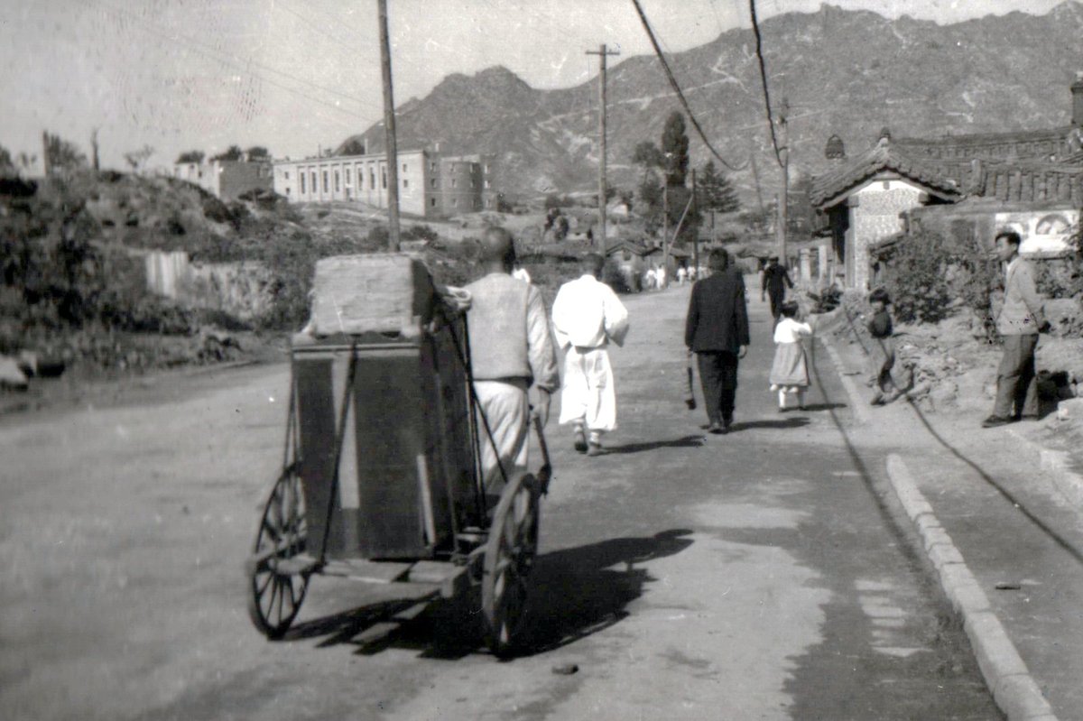 Typický obrázek z tehdejší Koreje, obyvatele trápila všudypřítomná bída.