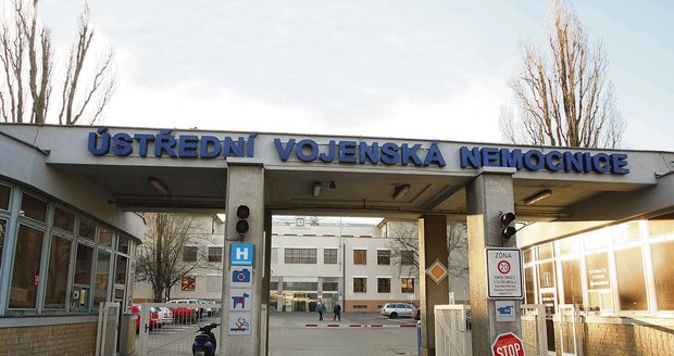 Lékař Ústřední vojenské nemocnice údajně poskytl padělatelům směnek údaje pacientů