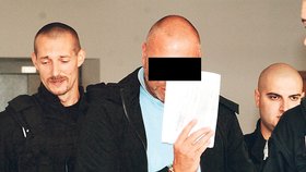 Bývalý vyšetřovatel brněnské hospodářské kriminální policie Miloš A. (vpravo)