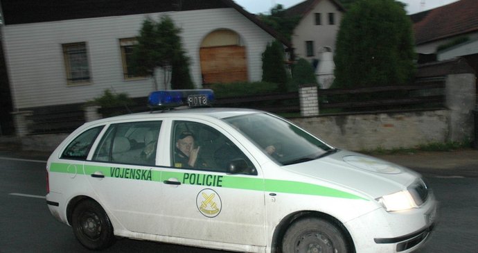 Vojenští policisté museli odjet z Kavčích hor. Ilustrační foto