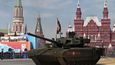 Vojenské přehlídce v Moskvě dominuje nejmodernější tank T-14 Armata.