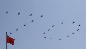 Vrtulníky ve formaci, která připomíná 70 let od konce druhé světové války.
