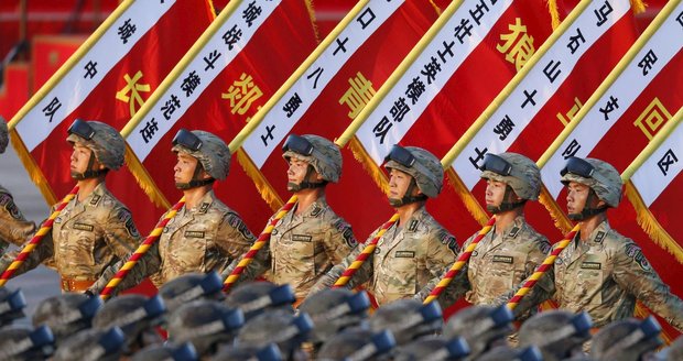 Pekingem prošla největší vojenská přehlídka v dějinách. Přihlíželo na dvacet hlav států včetně Zemana