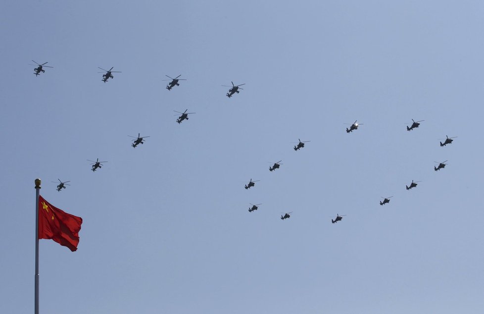 Vrtulníky ve formaci, která připomíná 70 let od konce druhé světové války.