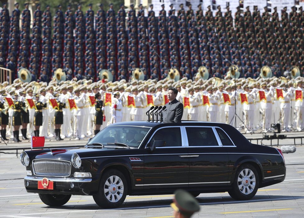 Čínský prezident Si Ťin-pching na vojenské přehlídce.