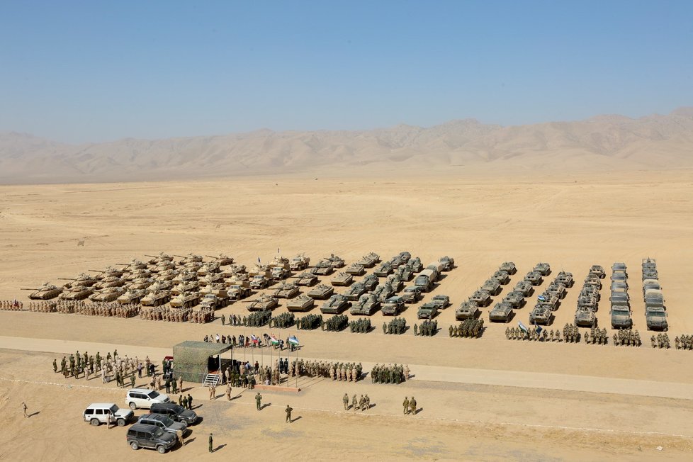 Vojenské cvičení Rusů, Uzbeků a Tádžiků u hranic s Afgháýnistánem, 10. srpna 2021.