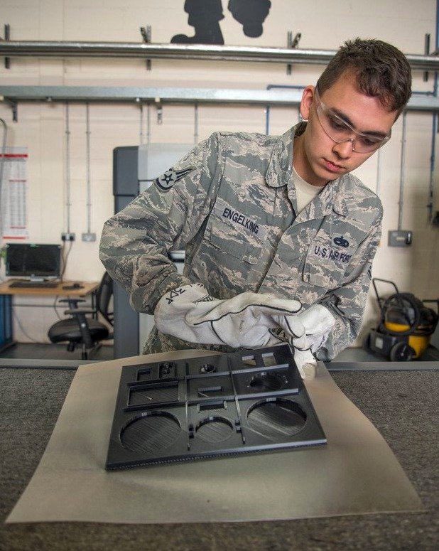Vojáci amerického letectva se snaží šetřit. Co jde, si začali tisknout na 3D tiskárně, včetně oušek drahých hrnků a záchodových prkýnek.