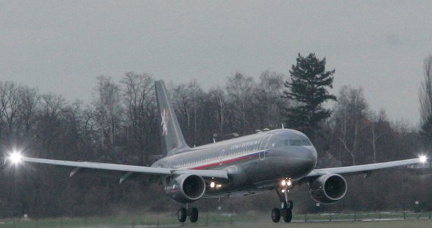 Zraněného vojáka přivezl zpět do Česka vojenský speciál - Airbus A-319