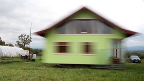 Vojin Kusic svépomocí postavil dům, aby manželka mohla mít výhled podle momentálního rozpoložení.