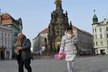 Novomanželé před sloupem nejsvětější trojice na olomouckém centrálním náměstí.