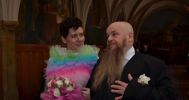Slavný malíř, cestovatel, muzikant, bavič a dobrodruh Libor Vojkůvka (65) se v sobotu dopoledne v Olomouci oženil se svou poslední můzou Dagmar Kubíčkovou (27)