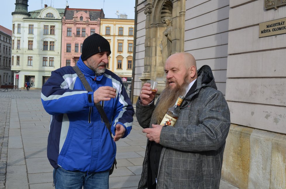 Geniální malíř Vojkůvka měl ze svatby takovou radost, že si před olomouckou radnicí připíjel s náhodnými kolemjdoucími.