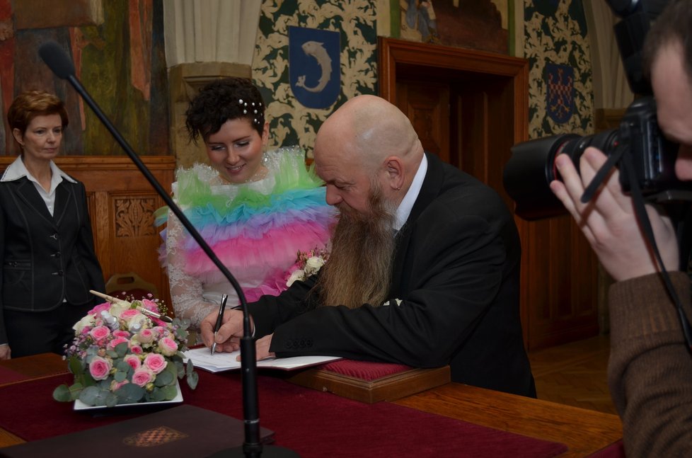 Nevěsta se usmívá, popdpisem v matrice malíř Vojkůvka stvrdil, že se si ji vzal za ženu