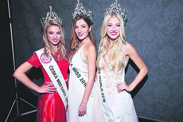 Partnerku (vlevo) mu můžou všichni závidět, vyhrála Miss Earth 2016.