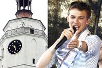 Vojta Dyk předpověděl budoucnost: Věž kostela v Krnově hyzdí satelity