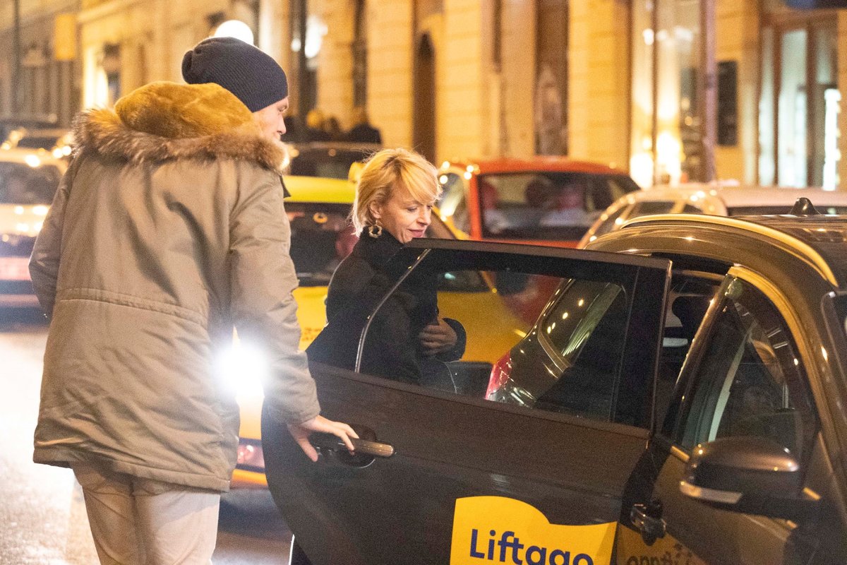 Do taxíku pustil Vojta Táňu dvorně jako první.