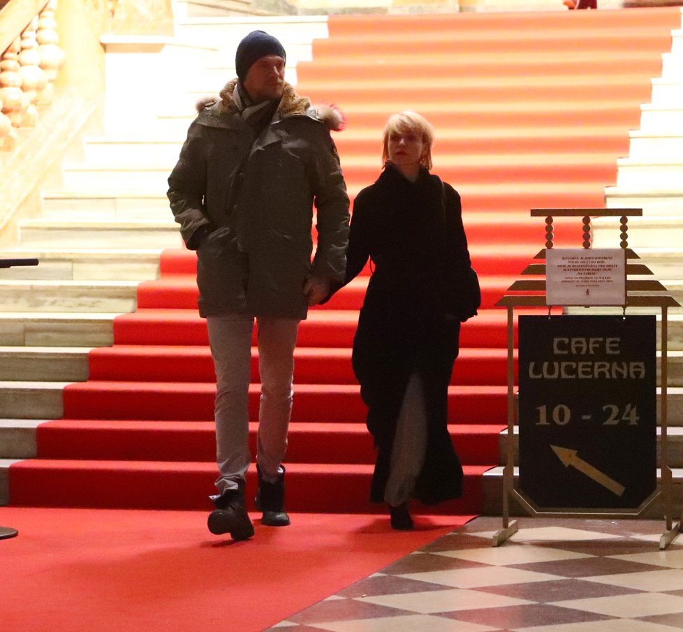 Táňa Vilhelmová vyzvedla Vojtu Dyka z premiéry a společně odešli domů.