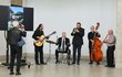 Na pohřbu zahrála živá muzika. Na pohřbu zahrála živá muzika.