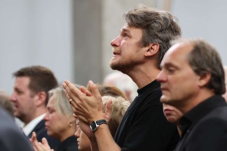 Obrázek: Zdrcený zpěvák Vojta Dyk: SRDCERYVNÝ PLÁČ NA POHŘBU!