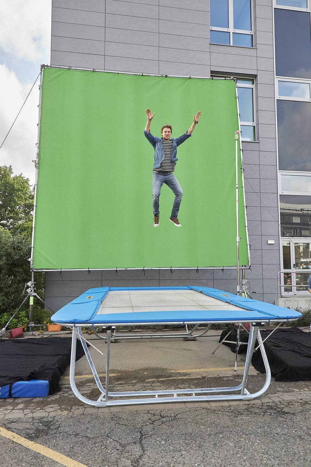 Během natáčení prvního dílu na trampolíně se využila i zelená stěna, na kterou se později naklíčuje pozadí...