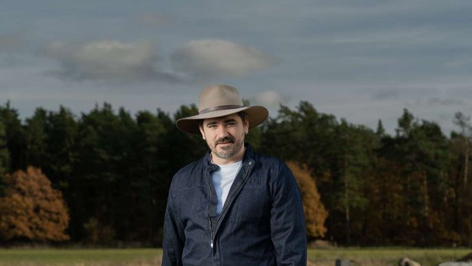 Vojta Kotek buduje farmu v Kozárovicích. Vojta Kotek buduje farmu v Kozárovicích.