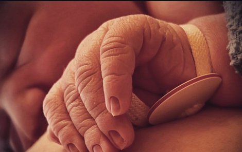 Štastný táta přidal na Instagram ručičku právě narozeného Huberta.