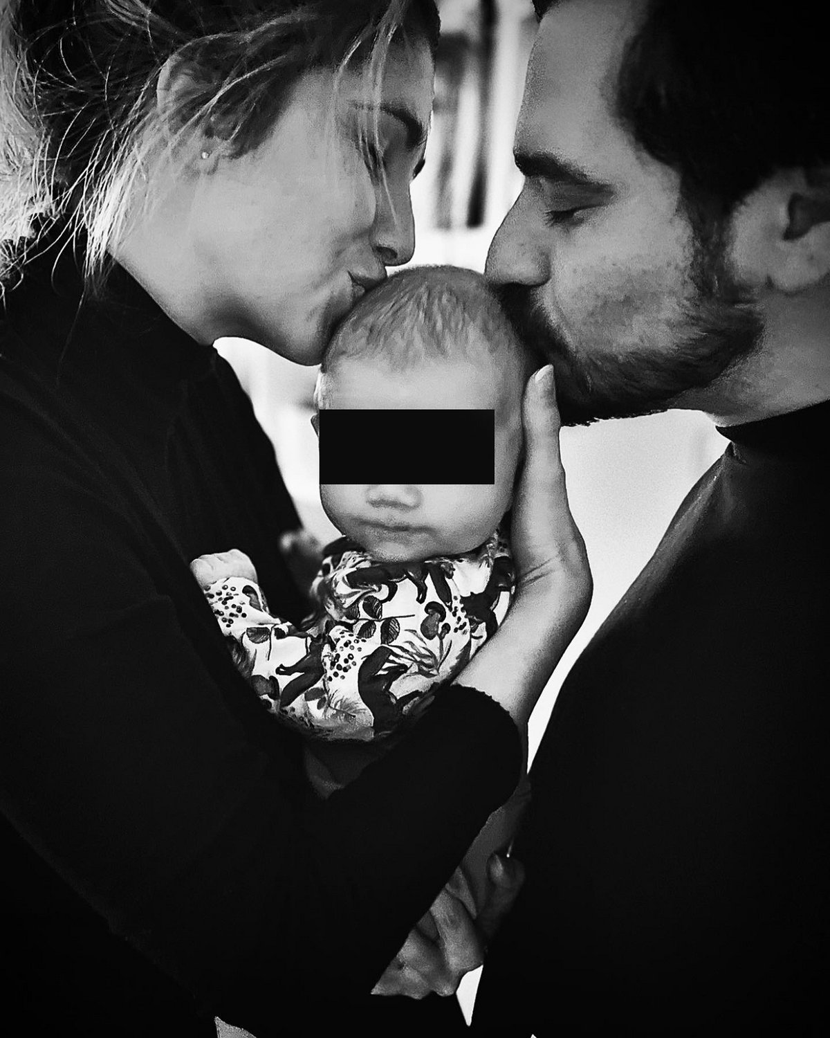 Vojta Kotek s manželkou Radanou líbají téměř tří měsíčního synka. 