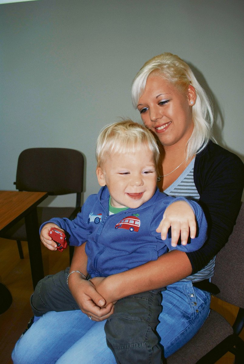 Šťastná maminka Petra Gábová (18) s čiperným Vojtíškem, kterému mikrochirurgové zachránili prsty na ruce. Oba jsou díky lékařům opět šťastní a vesele se smějí.