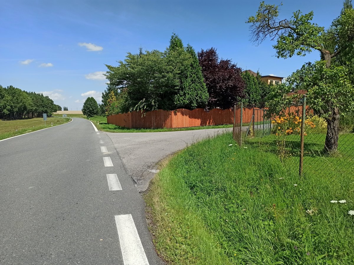 Nehoda Vojty Kotka se stala 2 km od Opařan na silnici z Opařan do Bechyně. Bylo to na odbočce do obce Stádlec.