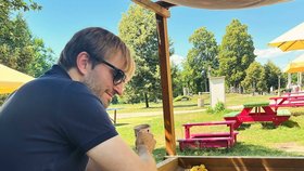 Exministr Adam Vojtěch s rodinou. Bude podruhé tatínkem?