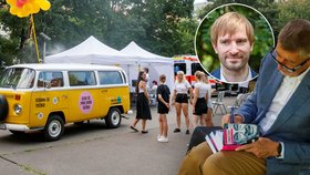 Vojtěch: Mobilní týmy jsou lepší varianta než očkovací místo. Babiš na akci rozjel autogramiádu