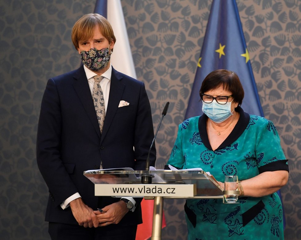 Ministr zdravotnictví Adam Vojtěch a ministryně spravedlnosti Marie Benešová (oba za ANO) na tiskové konferenci po jednání vlády (27. 7. 2020)