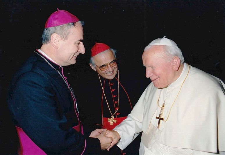 Kardinál Miloslav Vlk (uprostřed) a brněnský biskup Vojtěch Cikrle (vlevo) v roce 1997 na setkání s papežem Janem Pavlem II. v Římě při návštěvě ad limina