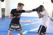 Zpěvák Vojta Drahokoupil: Kvůli klipu trénuje s mistrem v Muay Thai!