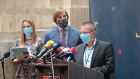 Ředitel ÚZIS Ladislav Dušek na tiskové konferenci o vývoji koronaviru v pozadí s ministrem zdravotnictví Adamem Vojtěchem (za ANO)(11.6.2020)