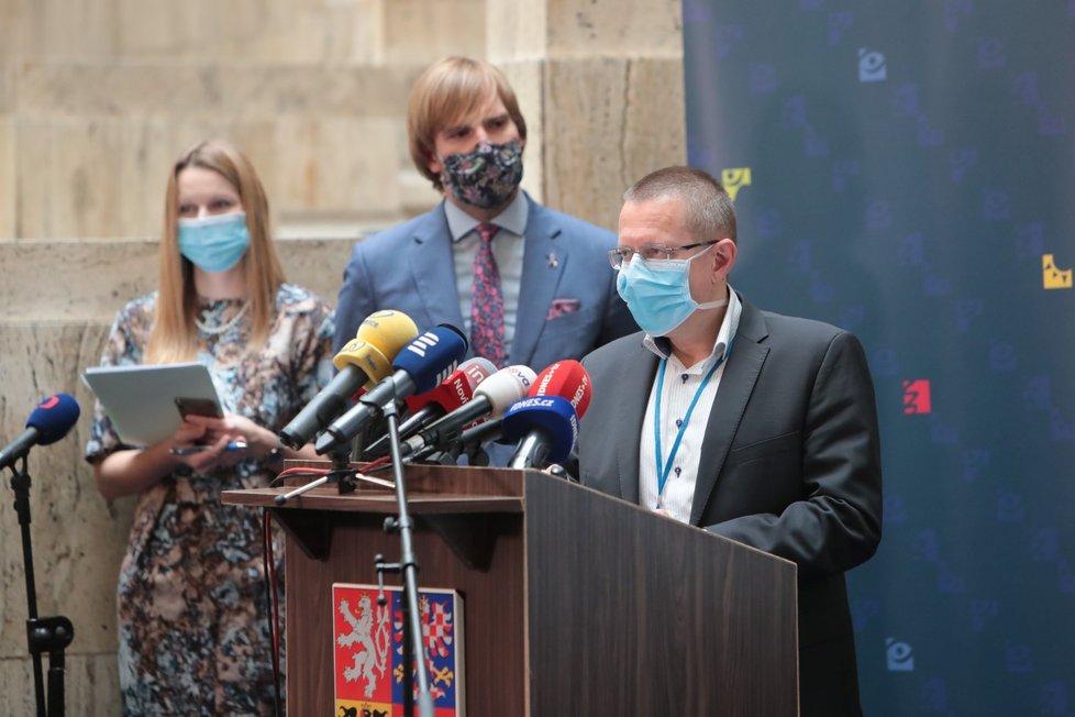 Ředitel ÚZIS Ladislav Dušek na tiskové konferenci o vývoji koronaviru v pozadí s ministrem zdravotnictví Adamem Vojtěchem (za ANO)(11. 6. 2020)